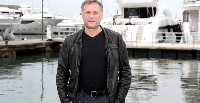 Fotografía del 13 de octubre de 2014 del actor sueco Michael Nyqvist posando durante un acto promocional de la serie de TV '100 Code' durante el evento anual de venta contenidos televisivos MIPCOM en Cannes (Francia). /EFE