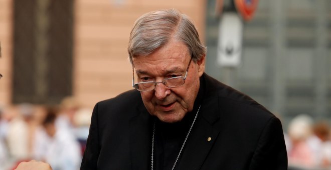 El cardenal George Pell sale de su casa en Roma, Italia.  REUTERS/Remo Casilli