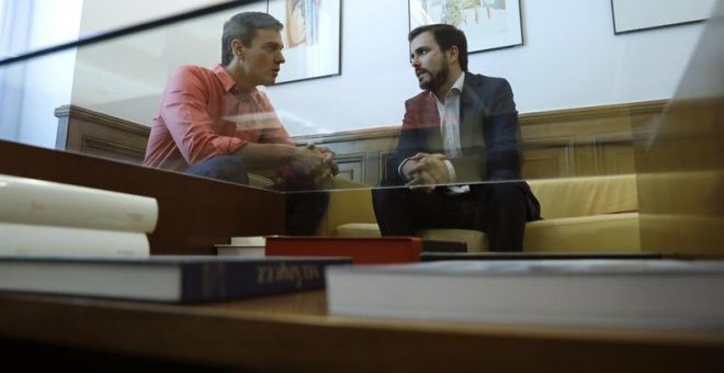 El secretario general del PSOE, Pedro Sánchez (izquierda), y Alberto Garzón durante la reunión que mantuvieron en el Congreso. | JUAN CARLOS HIDALGO