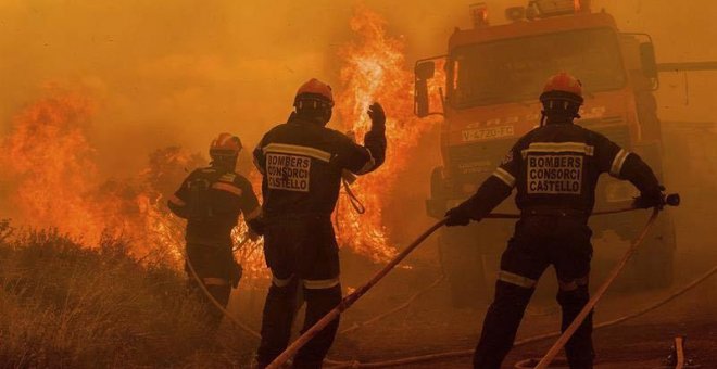 Labores de extinción del incendio en Sierra Calderona. | EFE