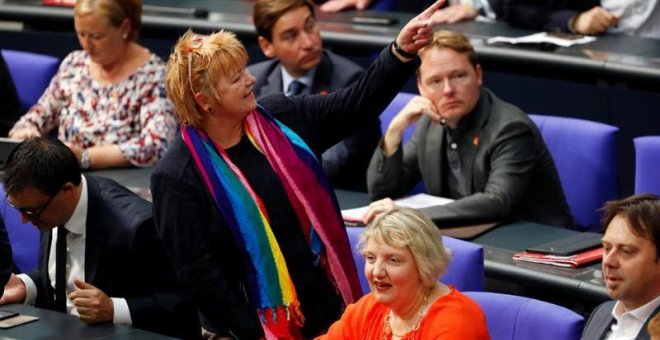 Una parlamentaria luce una bufanda con los colores del arcoiris antes del comienzo del debate sobre la legalización del matrimonio homosexual en el Parlamento alemán. | FELIPE TRUEBA (EFE)