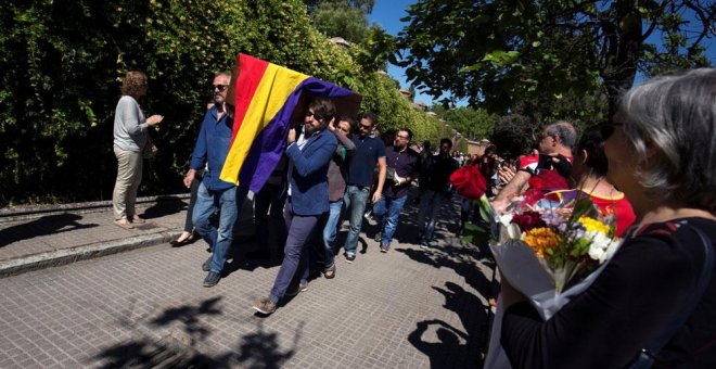 El féretro de Timoteo Mendieta entra en el cementerio del Este entre aplausos y banderas republicanas.- REUTERS