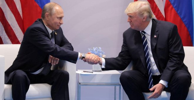 Putin y Trump se dan la mano durante su reunión. REUTERS/Carlos Barria