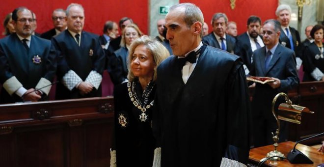 La exfiscal general del Estado Consuelo Madrigal (i), acompaña al nuevo fiscal jefe Anticorrupción, Alejandro Luzón (d). /EFE