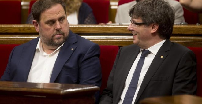 Junqueras y Puigdemont, en el Parlament este jueves. EFE/Quique García