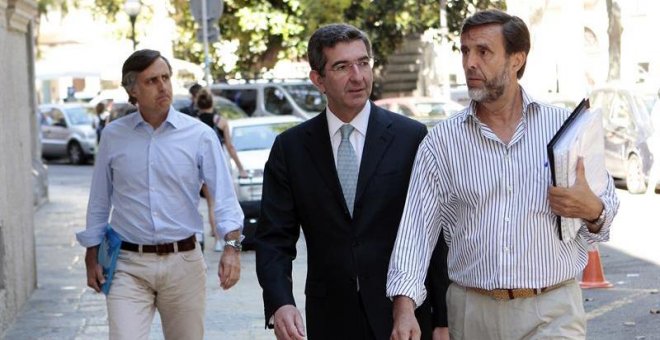 Zoilo Ruiz-Mateos, a la derecha. A su lado, su abogado y su hermano Pablo Ruiz-Mateos a la izquierda, llegando esta mañana a la Audiencia Provincial de Baleares, en Palma.