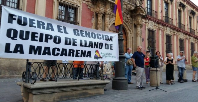 Concentración a las puertas del Palacio Arzobispal de Sevilla /Público