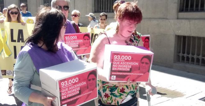 Ascensión López acude arropada por todas las asociaciones de bebés robados del Estado a presentar las más de 90.000 firmas que apoyan su indulto.- CEAQUA