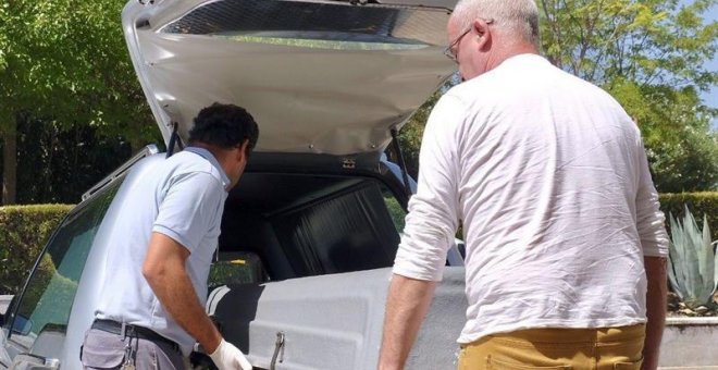 Unos operarios de la funeraria, a su llegada al Tanatorio de la Fuensanta de Córdoba, trasladan el féretro con el cadáver del expresidente de Caja Madrid Miguel Blesa al Instituto Anatómico Forense para practicarle la autopsia. EFE/Salas