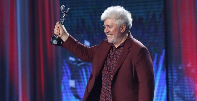 GRA559. MADRID, 22/07/2017.- El director español Pedro Almodovar tras recibir el premio Platino a la Mejor Dirección por la película "Julieta",durante la ceremonia de entrega de los IV Premios Platino del Cine Iberoamericano celebrada esta noche en la Caj