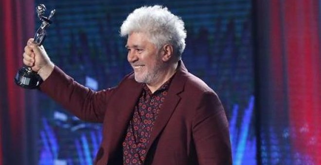 GRA559. MADRID, 22/07/2017.- El director español Pedro Almodovar tras recibir el premio Platino a la Mejor Dirección por la película "Julieta",durante la ceremonia de entrega de los IV Premios Platino del Cine Iberoamericano celebrada esta noche en la Caj