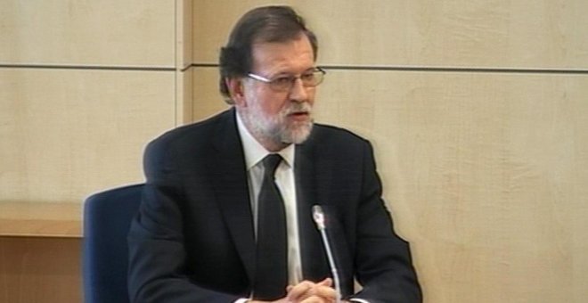 Imagen capturada de la señal de vídeo institucional que muestra al presidente del Gobierno, Mariano Rajoy, durante su declaración como testigo en la Audiencia Nacional en San Fernando de Henares (Madrid) en el macrojuicio de corrupción de la trama Gürtel