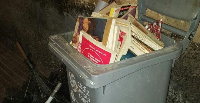 Montones de libros en un contenedor de basura