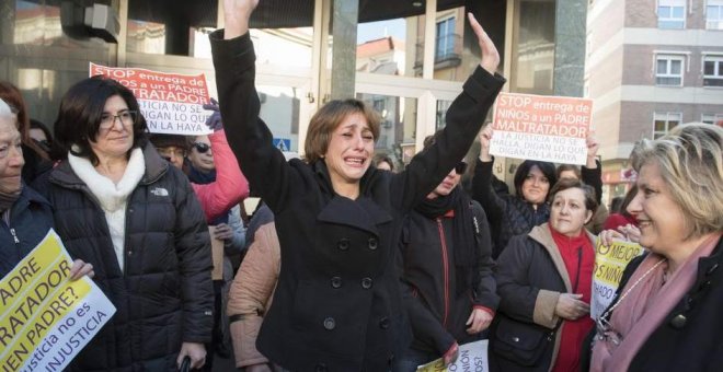 Mujeres en apoyo a Juana Rivas en Macarena /EUROPA PRESS