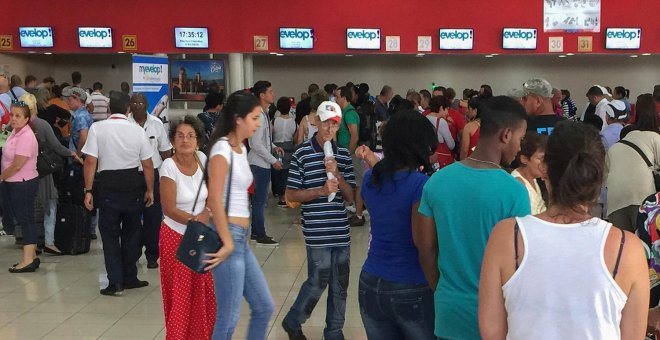 Al aeropuerto de La Habana llegan 19 vuelos semanales de Madrid, por lo que sobran capacidades para enviar turistas cubanos a España. /Raquel Perez