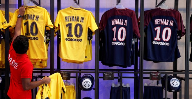 Las camisetas de Neymar Jr. con el PSG ya están a la venta.REUTERS