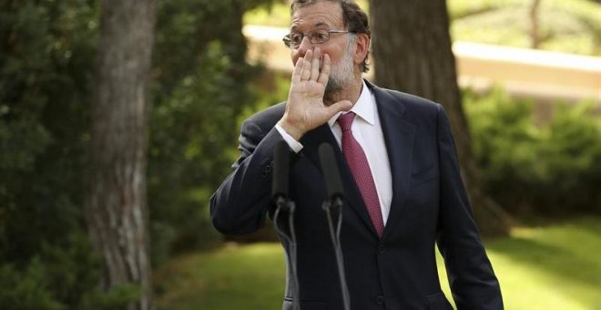 El presidente del Gobierno, Mariano Rajoy, momentos antes de la rueda de prensa que ha ofrecido hoy tras su tradicional despacho de verano con el rey Felipe VI, en el Palacio de Marivent.- EFE/Ballesteros