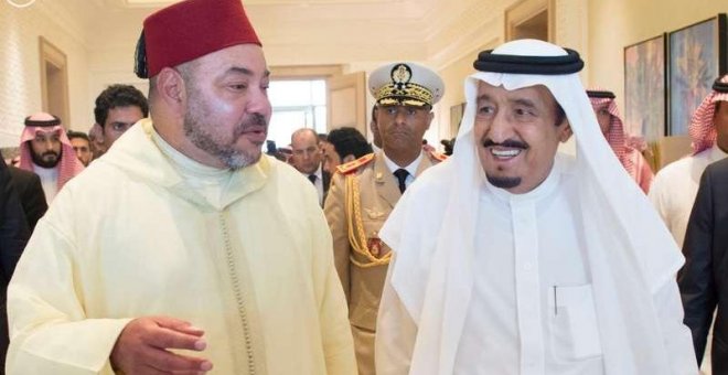 El rey de Marruecos, Mohamed VI (d) junto al rey saudí en una recepción oficial en el palacio de verano en Marruecos del segundo.