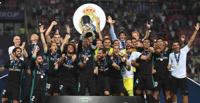 Jugadores del Real Madrid celebran con el trofeo de la Supercopa tras la victoria 2-1 ante el Manchester United . -GEORGI LICOVSKI (EFE)