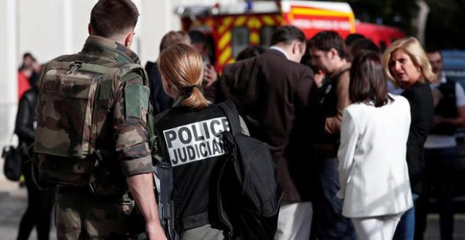 Policía de Francia en la zona donde se ha producido el atropello a los militares, en la localidad Levallois-Perret / REUTERS