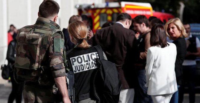 Policía de Francia en la zona donde se ha producido el atropello a los militares, en la localidad Levallois-Perret / REUTERS