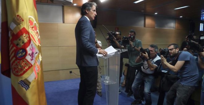 El ministro de Fomento, Íñigo de la Serna, durante la rueda de prensa ofrecida esta tarde al término de la asamblea de trabajadores de Eulen. EFE/Kiko Huesca