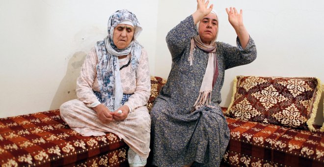 Chrifa Hychami (i.), abuela de Mohammed y Omar Hychami, y  Fatima Abouyaaqoub (d.), tía de Younes y El Houssaine Abouyaaqoub, en su casa familiar de la localidad marroquí de Mrirt. REUTERS/Youssef Boudlal
