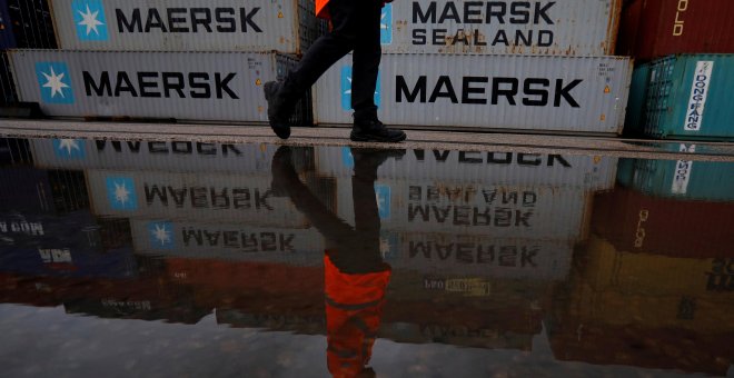 Un hombre pasa junto a varios contenedores de la empresa de transportes danesa Maersk, en Liverpool (Reino UNido). REUTERS/Phil Noble