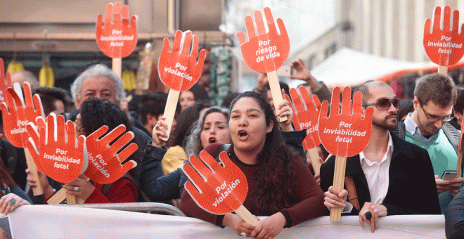 Un grupo de Mujeres pro aborto gritan arengas durante una protesta en las afueras del Tribunal Constitucional, este lunes en Santiago. EFE