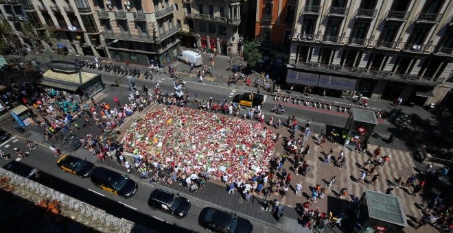 Vista aérea del improvisado memorial en Las Rablas de Barcelona en recuerdo uy homenaje a las víctimas del atenado yihadista de la semana pasada, colocado sobre el mural donado por Miró a la ciudad. REUTERS/Albert Gea