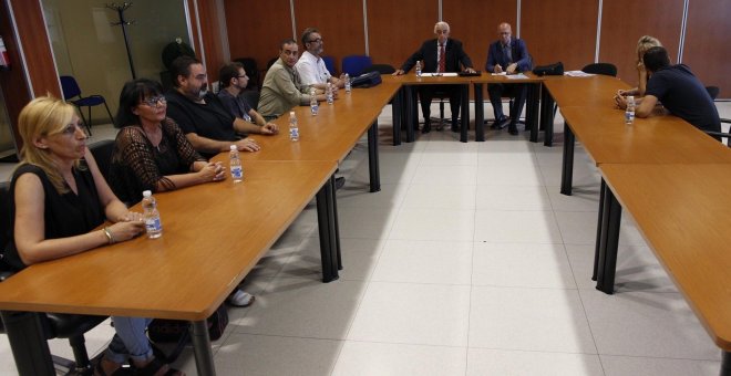 Los miembros del comité de empresa de Eulen durante la reunión que han mantenido esta mañana con Marcos Peña, el mediador propuesto por el Ministerio de Fomento / EFE - Alejandro García