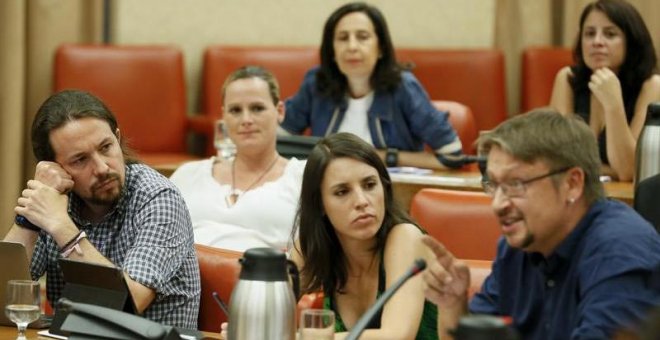 Pablo Iglesias e Irene Montero, de Podemos y Xavier Doménech, de En Comú Podem, conversan durante la reunión de la Diputación Permanente del Congreso, la primera de este mes de agosto. | MARISCAL (EFE)