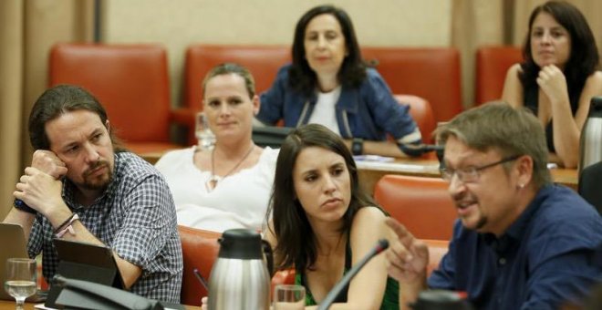 Pablo Iglesias e Irene Montero, de Podemos y Xavier Doménech, de En Comú Podem, conversan durante la reunión de la Diputación Permanente del Congreso, la primera de este mes de agosto. | MARISCAL (EFE)