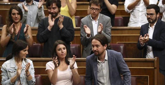 El líder de Podemos, Pablo Iglesias (d), es aplaudido tras finalizar su intervención durante el pleno extraordinario celebrado hoy en el Congreso de los Diputados en el que ha comparecido el presidente del Gobierno, Mariano Rajoy, para dar explicaciones d