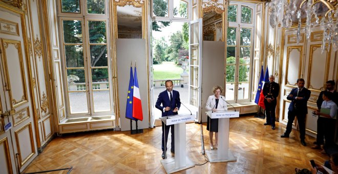 El primer ministro francés, Edouard Philippe, y la ministra de Trabajo, Muriel Penicaud,presentan el proyecto de reforma laboral del Gobierno de Emmanuel Macron, en el Palacio de Matignon, en París. REUTERS/Charles Platiau