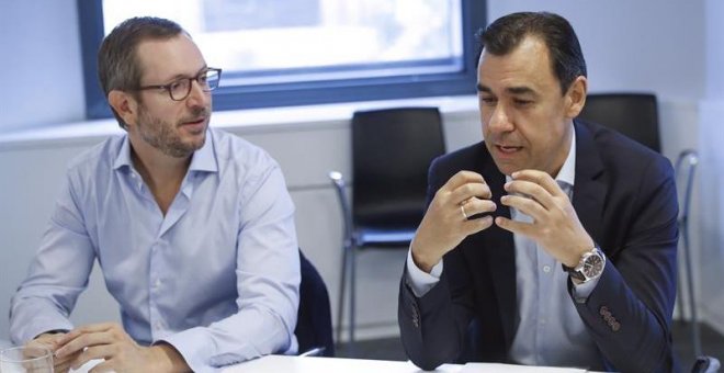 El coordinador general del Partido Popular, Fernando Martínez-Maillo (d), junto al vicesecretario de Política Social y Sectorial del partido, Javier Maroto (i), este jueves, en la sede de Génova en Madrid. EFE/Emilio Naranjo