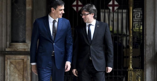 Carles Puigdemont y Pedro Sánchez, en su primera reunión en el Palau de la Generalitat, en marzo de 2016. EFE