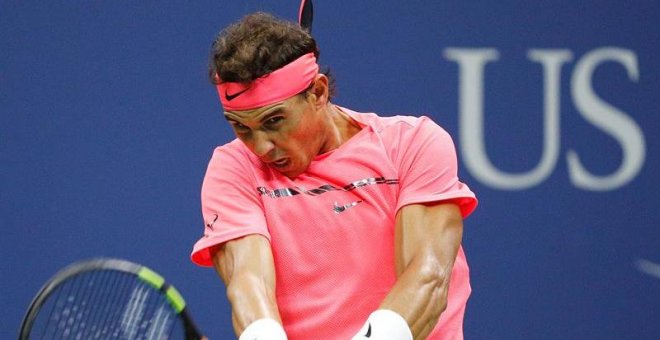 El tenista español Rafael Nadal en acción ante el ruso Andrey Rublev durante un partido por los cuartos de final del Abierto de Tenis de Estados Unidos. EFE/Justin Lane