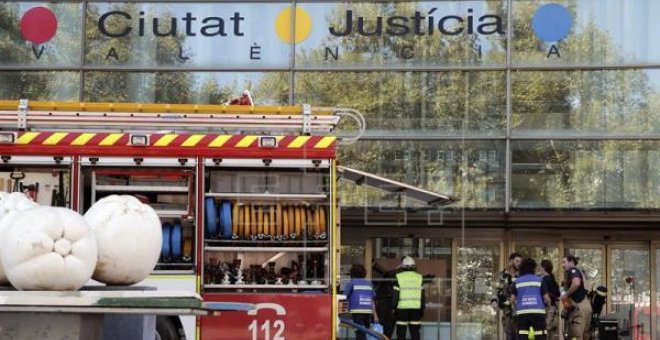 Los bomberos de la ciudad de Valencia en el incendio del pasado domingo en la Ciudad de la Justicia / EFE