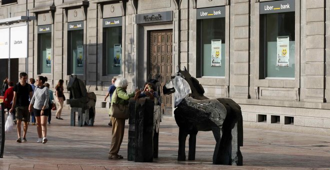 Vista de las oficinas centrales en Oviedo de Liberbank, entidad resultante de la unión de Cajastur-Banco CCM, Caja Cantabria y Caja Extremadura. EFE/José Luis Cereijido.