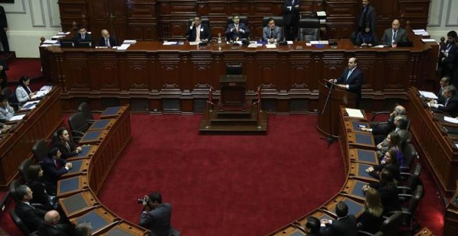 El primer ministro de Perú, Fernando Zavala (d), da un discurso en el hemiciclo del Congreso acompañado de sus ministros en Lima (Perú). EFE/Ernesto Arias