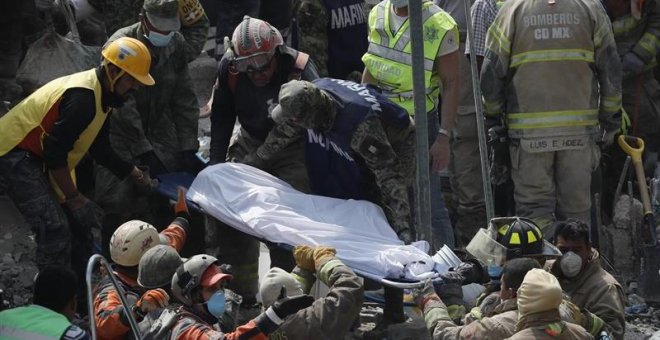 Brigadistas y voluntarios rescatan a víctimas del terremoto en Ciudad de México. / JOSÉ MÉNDEZ (EFE)