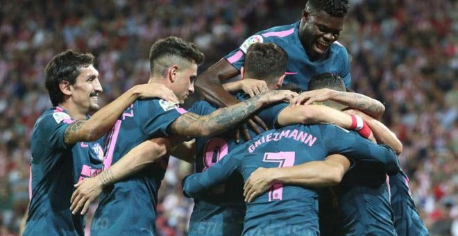 Los jugadores del Atlético de Madrid celebran uno de sus goles. | EFE