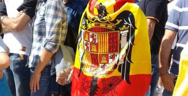 Un grupo de ultras, con banderas de España, increpan a los miembros de Unidos Podemos a las puertas de su asamblea en Zaragoza