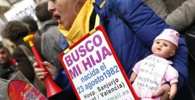 Una mujer participa en una protesta por la falta de investigación sobre los casos de bebés robados