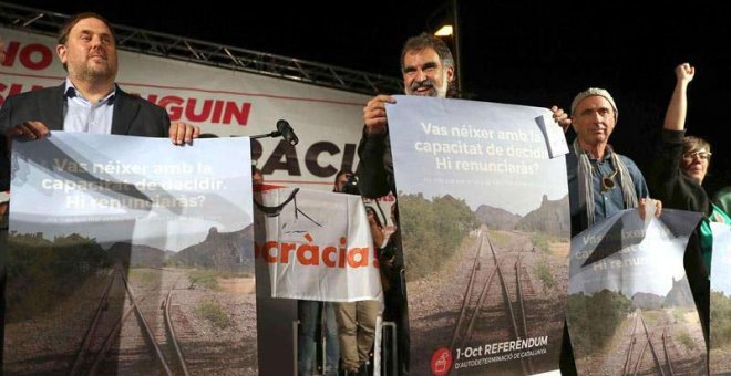 El vicepresidente del Govern, Oriol Junqueras (i) el diputado de JxSí Lluís Llach (2d), y el presidente de Òmnium, Jordi Cuixart (2i), al finalizar el acto unitario de Universitats per la República. | TONI ALBIR (EFE)