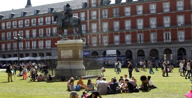 Fotografía del aspecto que luce la Plaza Mayor con césped. / EFE