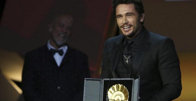 El director y actor James Franco recoge la Concha de Oro a la Mejor Película por "The Disaster Artist", durante la gala de clausura de la 65 edición del Festival Internacional de Cine de San Sebastián. EFE/Javier Etxezarreta