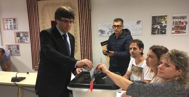 Carles Puigdemont, votando en Cornellà de Terri.