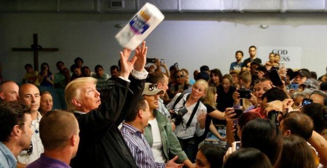 Donal Trump en uno de los centros de ayuda a las víctimas del huracán María en Puerto Rico, tirando rollos de papel a los damnificados / REUTERS